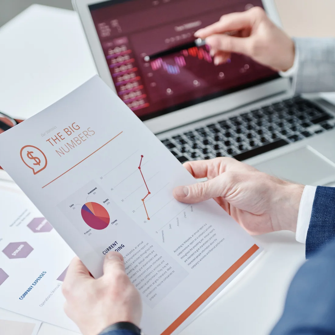 Escena ilustrativa de dos personas explicando información en una computadora y un documento; no representa una entrega ni resultados de GIOADIS.